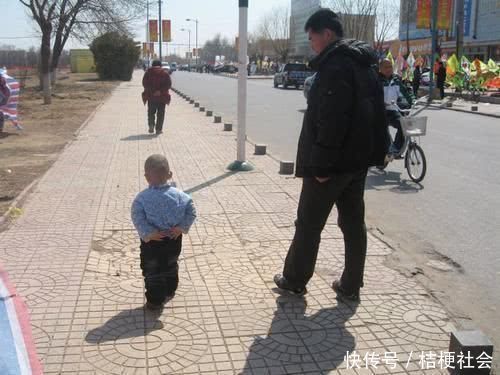 寒假|宝宝去爷爷家住了一个寒假，回来后走路姿势成了这样，妈妈笑翻