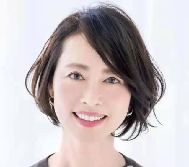 减龄感 发型不对颜值报废!五十岁女人记住三个减龄公式,显年轻又有气质