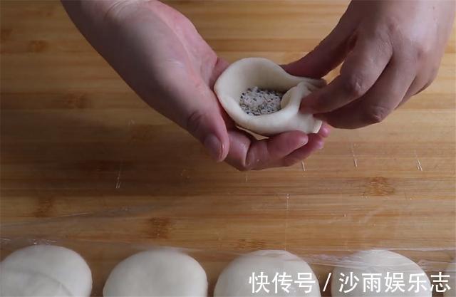 发面饼最好吃的家常做法,蓬松柔软又香甜,比馅饼好吃多了