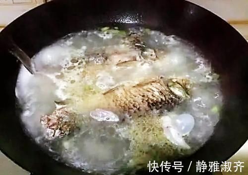 鱼腥味|不管炖哪种鱼,都不要加这“2种料”否则鱼汤不白不鲜还很腥!