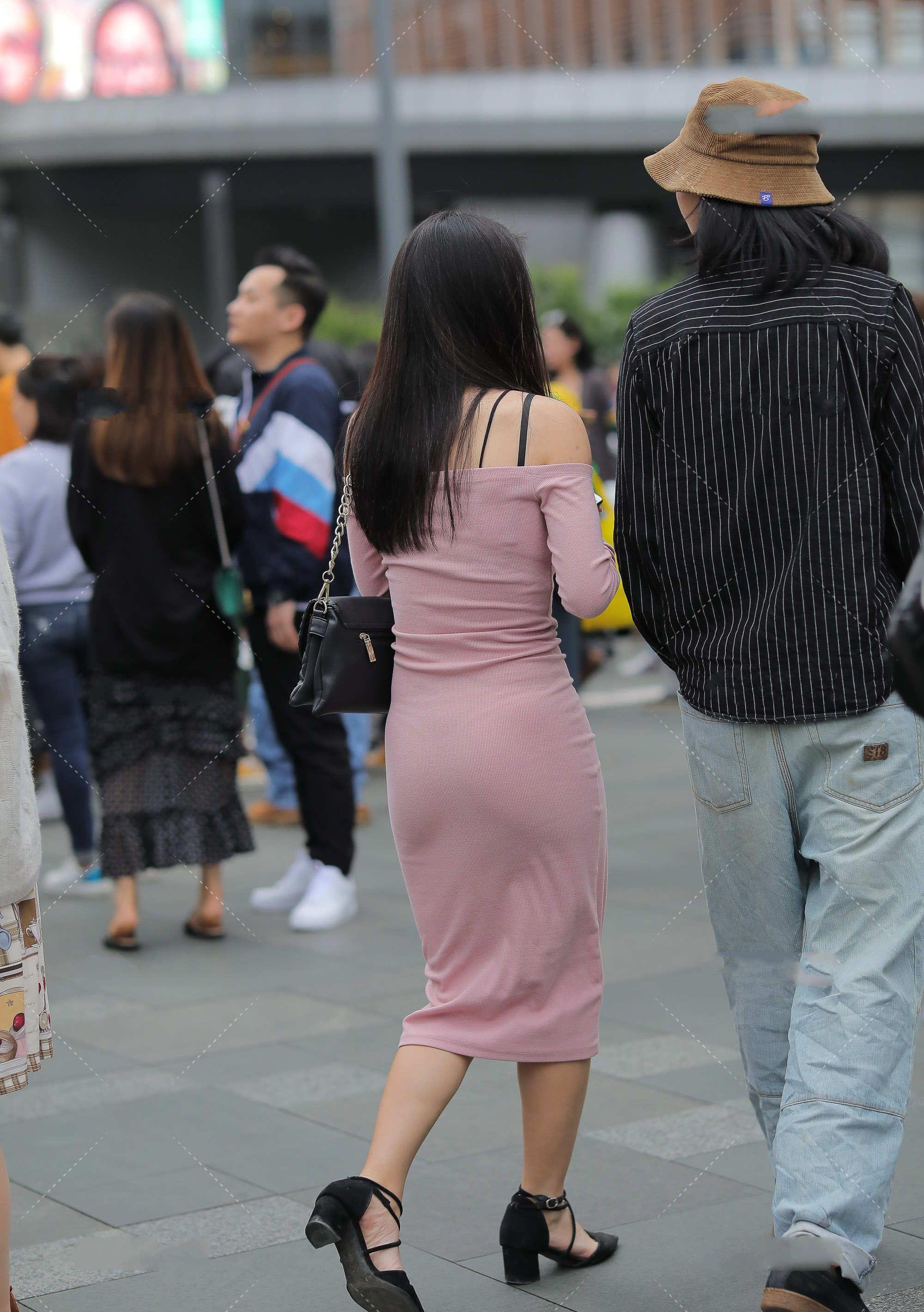 妩媚|粉色一字领修身裙,尽显成熟气质,妩媚动人,时尚大气