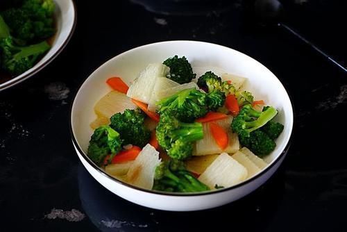 芝麻油凉拌|一家四口的午餐，3菜1汤，简单美味、热量低，吃得少想胖都难