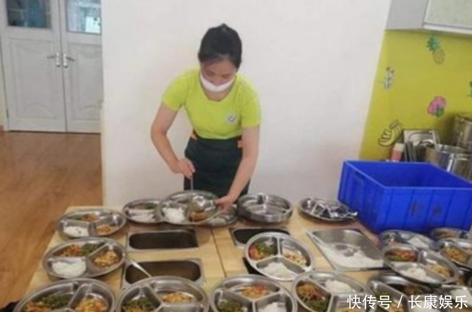 天价|妈妈溜进幼儿园,发现“天价午餐”真面目,宝妈:我们好欺负?