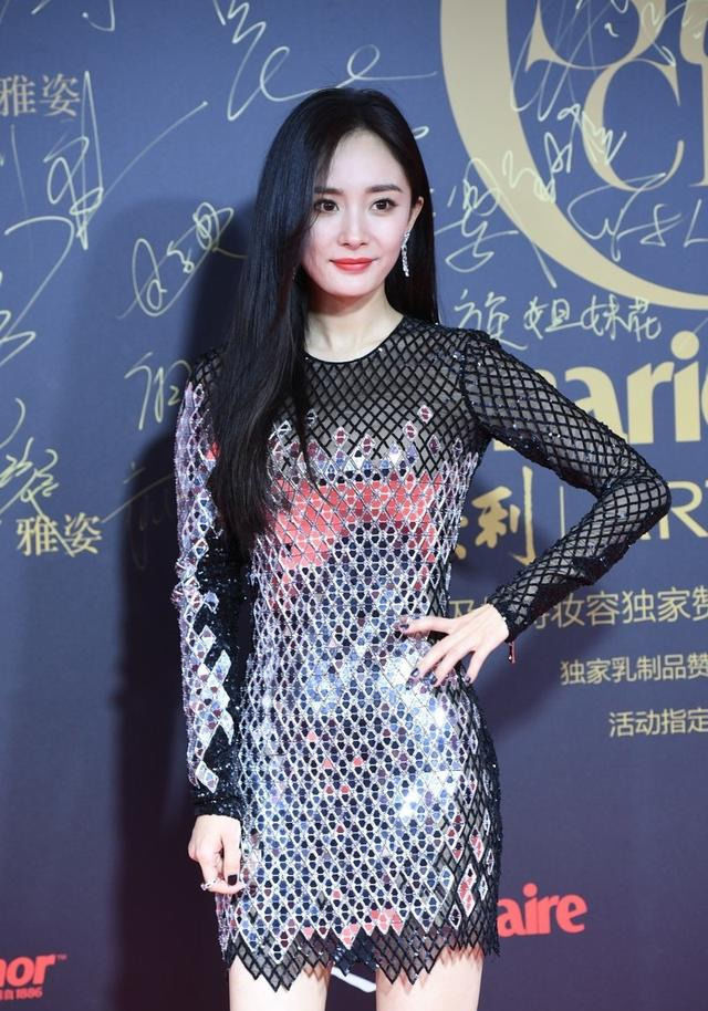 杨幂真会撩人,穿渔网裙怕走光拼接亮片,意外显得新潮又高级