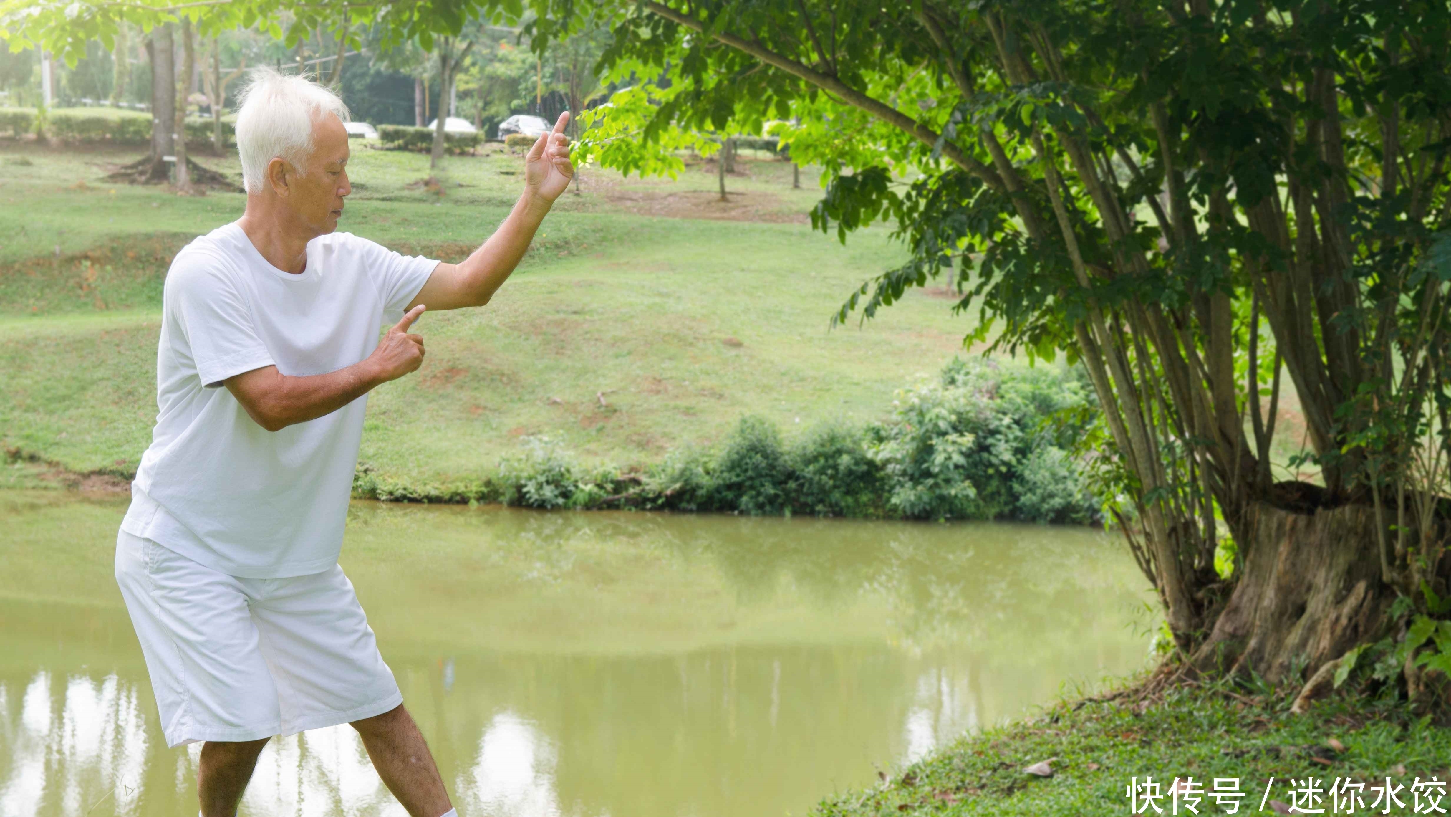 中老年弯腰驼背,或许是骨质疏松,学会这3点,教你如何调理