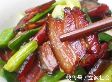 腊肉|炒腊肉时，别直接下锅炒！大厨教你这2招，腊肉咸香美味，好吃！