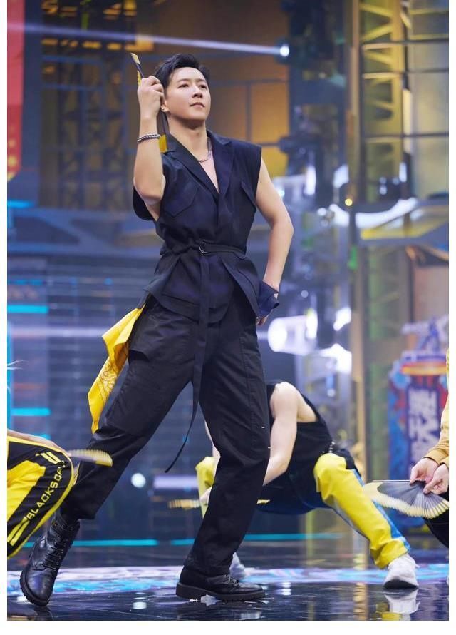《这就是街舞》战队首秀,张艺兴韩庚惊艳,王一博布局出错输太惨