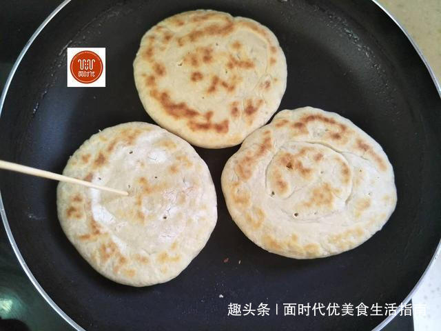 小面姨|发面烙饼,我有妙招,既省油又暄软,外酥里嫩凉了不会硬!