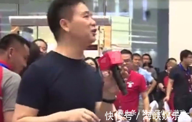 员工|刘强东与员工大口喝白酒，注意章泽天在干嘛网友炸锅了！