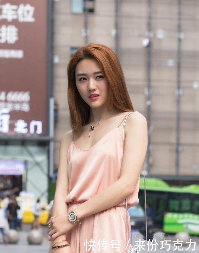 随意|街拍:美丽大方性感的妹子,身姿丰腴简约随意很百搭!