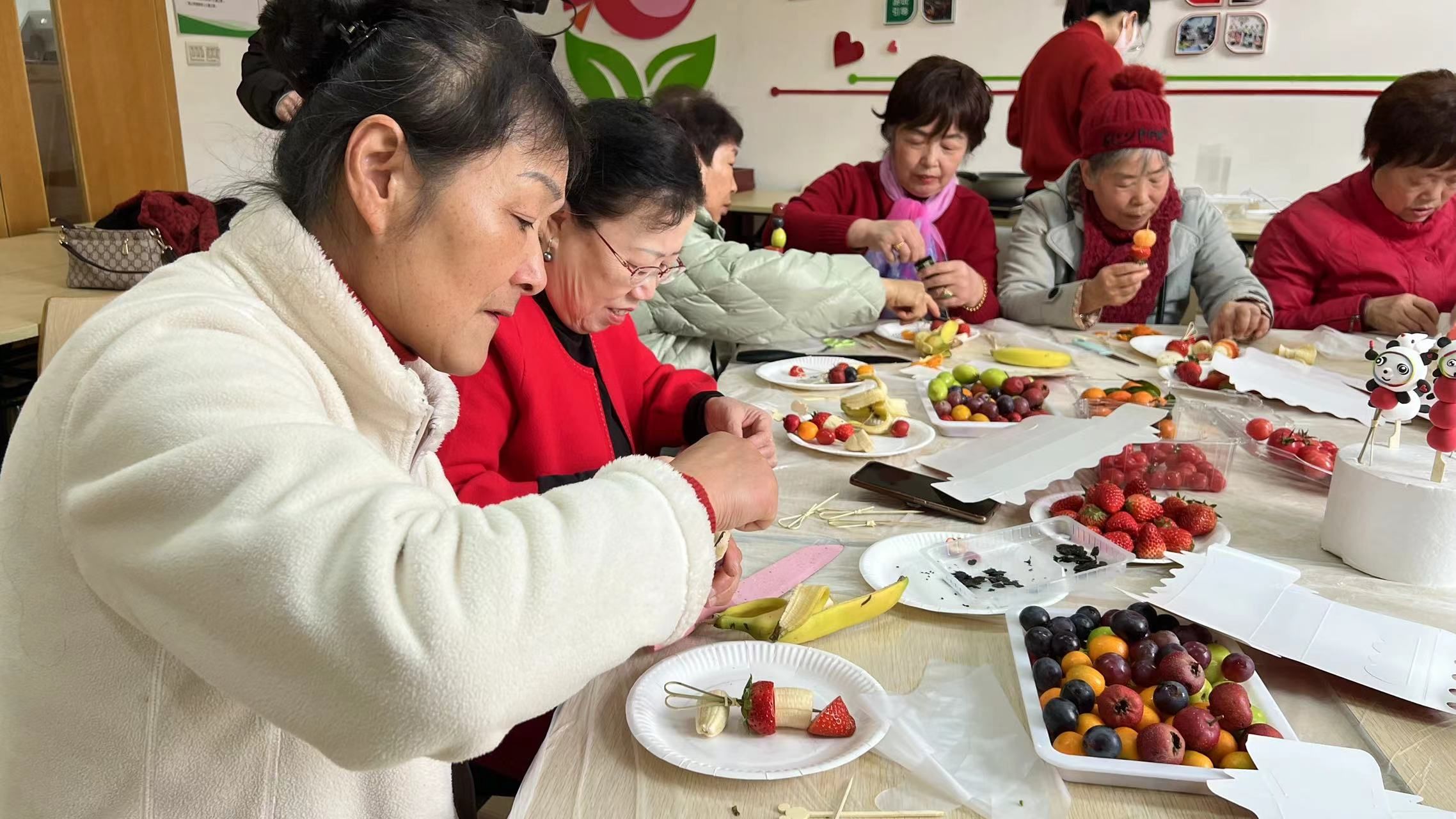 居民们|巧手制冰糖葫芦 欢欢喜喜闹元宵