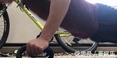支架|小哥健身只做俯卧撑、深蹲、引体向上,坚持了1个月,看健身效果