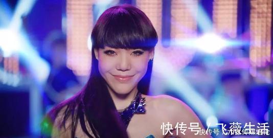 她曾是《好声音》的冠军,现在却沦落到在街边商演,观众都不买账