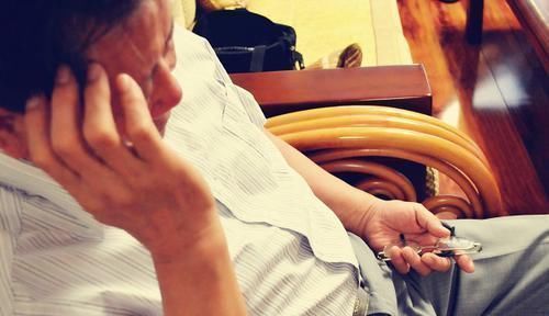 胃部|63岁大爷半夜突发脑梗，医生饭后三事不该做，尤其是高血压患者