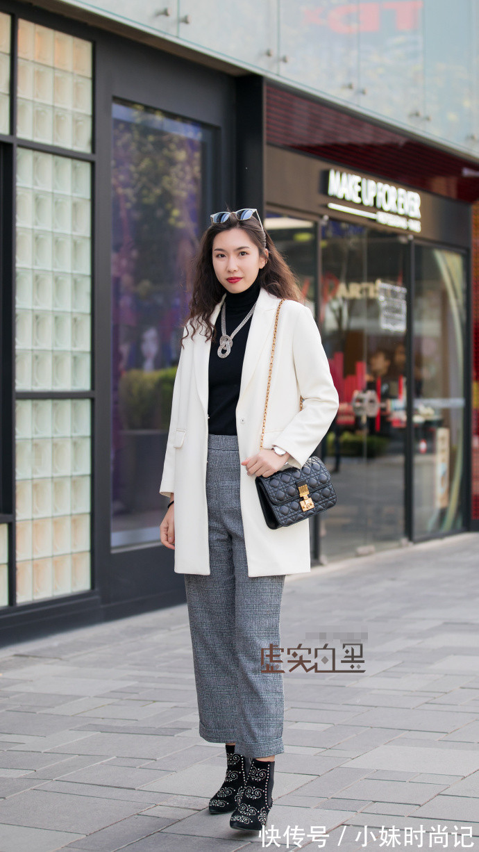 蓝白条纹阔腿裤|街拍,白衬衫搭配蓝白条纹阔腿裤,休闲又有范!