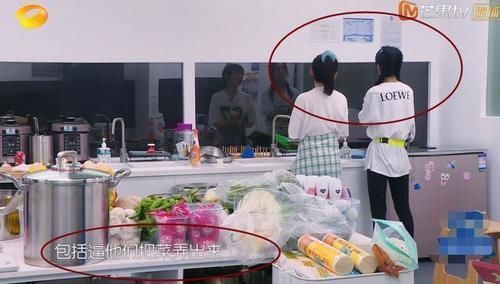 房间 赵丽颖嫌大厨墨迹,生气回房间,小声嘟囔却被录下来真不敢相信