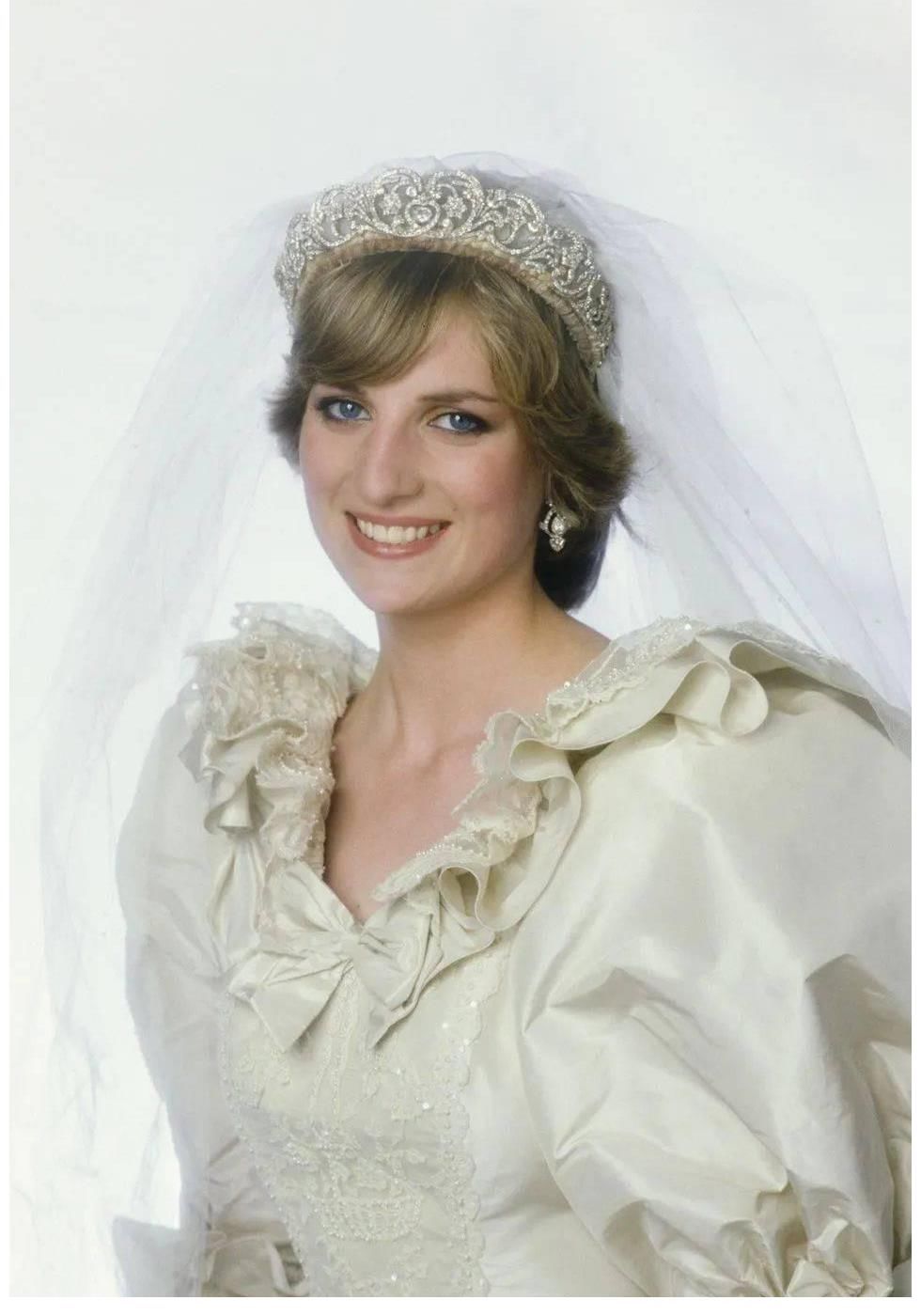 王妃|英国王室王妃和公主出嫁时的王冠