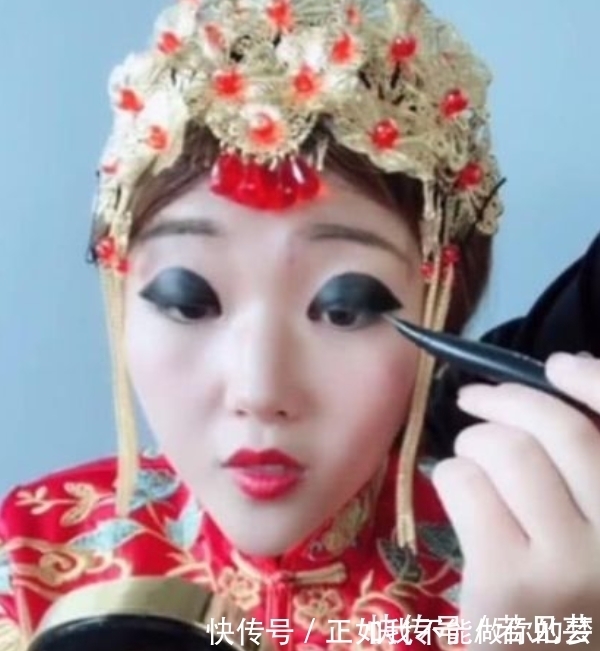 双眼皮|奇闻:新娘嫌弃化妆师画的妆,竟自己动手画成了熊猫眼,结果