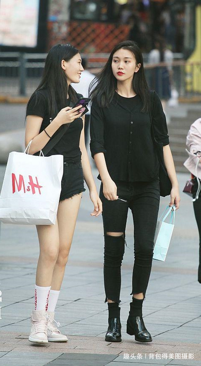 轻松|路人街拍美女搭配着一条紧身的牛仔半裙,轻松穿出潮女范