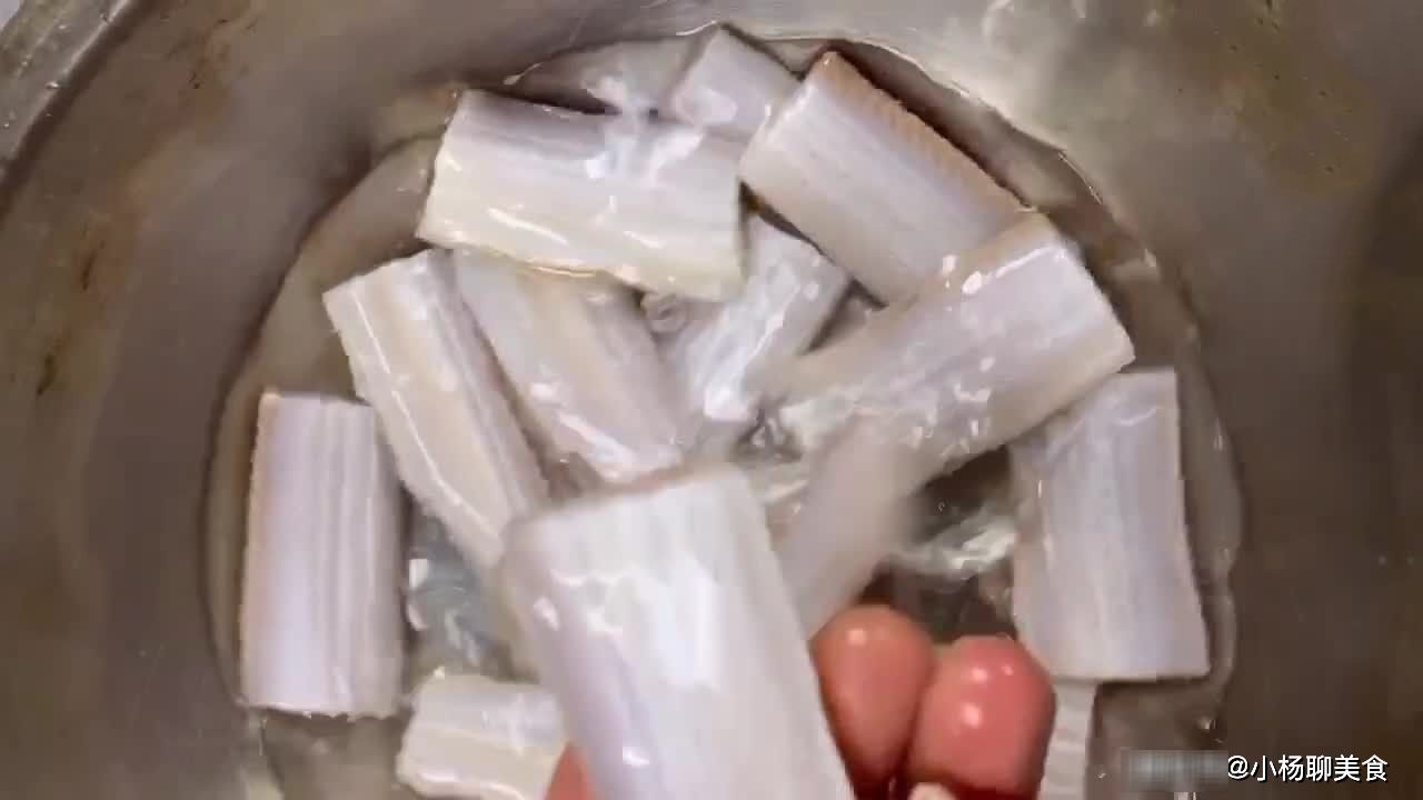 煎带鱼不粘锅不碎的小技巧,全程讲解详细,担保外形美观酥脆诱人