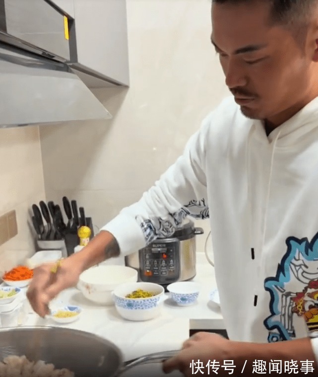 拜年|林丹携老婆儿子拜年,还亲自下厨给家人做饭,力破夫妻不和传闻