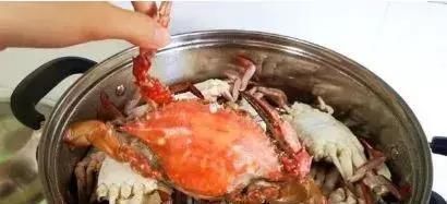 螃蟹|蒸螃蟹时,最忌直接上锅蒸,多加这一步,螃蟹鲜香,不掉腿不流黄