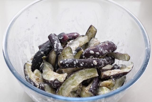 玉米淀粉|茄子我就服这做法，酱香浓郁软糯入味，比肉还抢手，米饭要备足