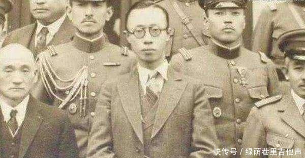 老人|老人带祖传的宝刀去鉴定, 专家看到刀上四个字, 忙问您的父亲是哪位!