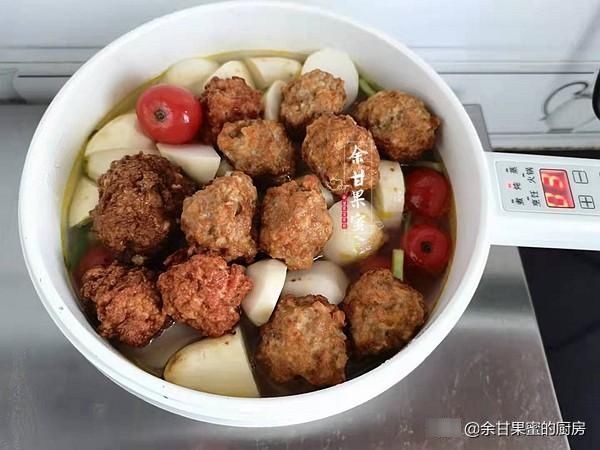炸肉丸子|此菜零厨艺,将肉丸子与这食材同搭配,炖一炖上桌,光盘了