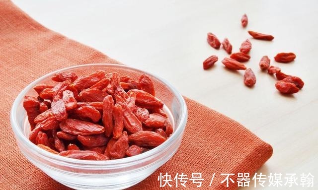 一段时间|坚持睡前干吃5粒枸杞,一段时间后,身体得到了什么?不妨了解下
