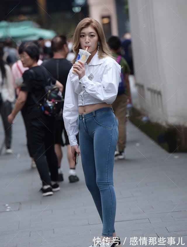 小腹 白色短款制服衬衫配灰色打底裤,制服和衬衫的区别一眼就能看出来!