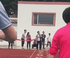 |搞笑GIF：赶紧拿纸给媳妇擦擦手啊，一点眼力都没有