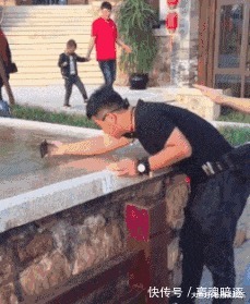 |搞笑GIF：妹子，身材果然不一般，这身衣服不是谁随便就能驾驭的！