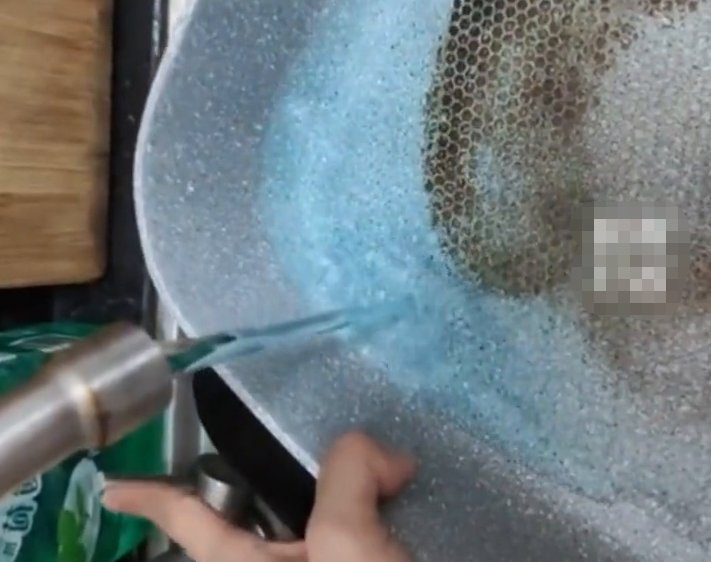 厨房|马桶放入洁厕灵厨房水变蓝 男子：一直在喝厕所的水？
