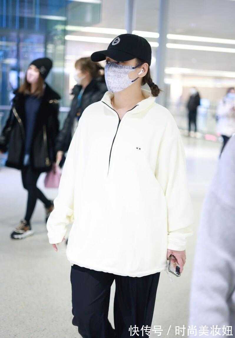 搭配 阿娇发福后真不顾形象,穿大码T恤配阔腿裤显胖显矮,目测有130斤