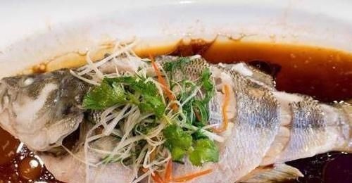 清蒸鱼时,放盐和生抽是外行,大厨教您正确做法,鱼肉鲜嫩又入味
