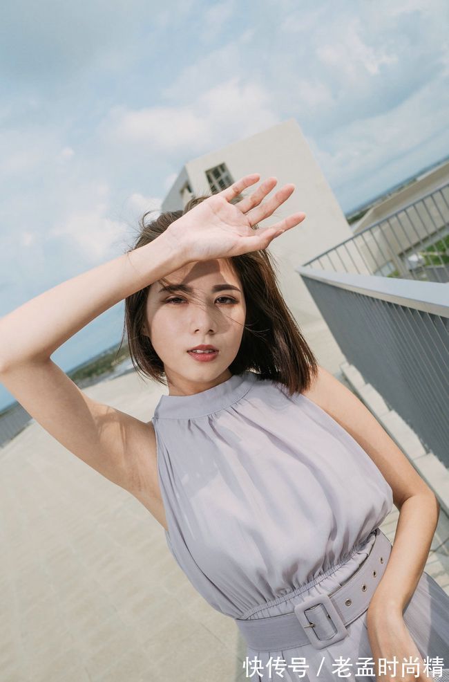 干练|无袖连衣裙给人的感觉是非常干练的,通勤又尽显优雅气质