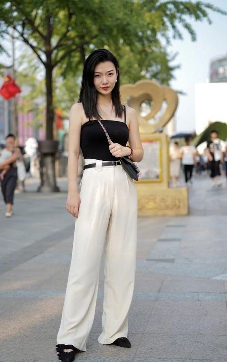 牛仔裤|街拍：甜美俏皮的小姐姐，长袖搭配牛仔裤，尽显紧身线条