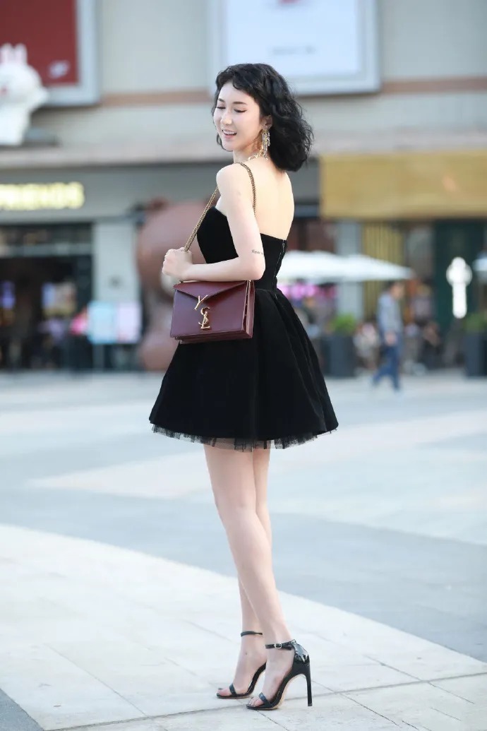 街拍时尚:黑色蓬蓬裙带来暗黑风格,做一个叛逆的傲娇小女生