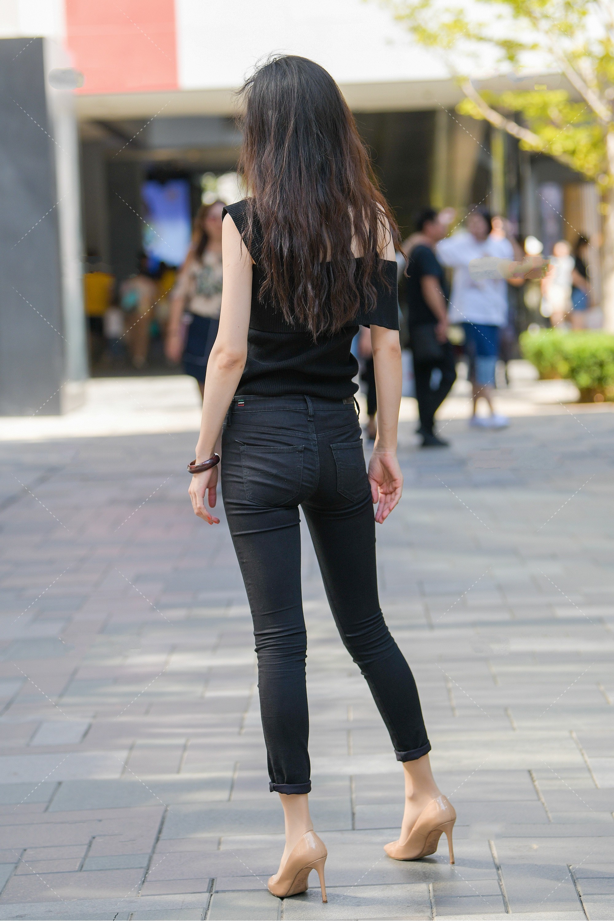 会显得很|不规则黑色上衣搭配黑色长裤, 冷艳气质十足