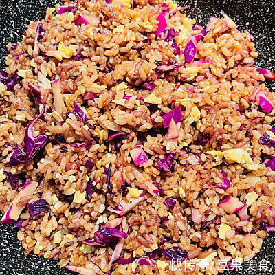 这道快手主食??酱油炒饭藏着小惊喜，瞬间征服你