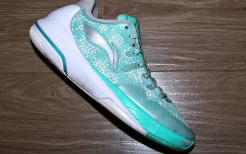 没想到这两双二三百的篮球鞋也有碳板