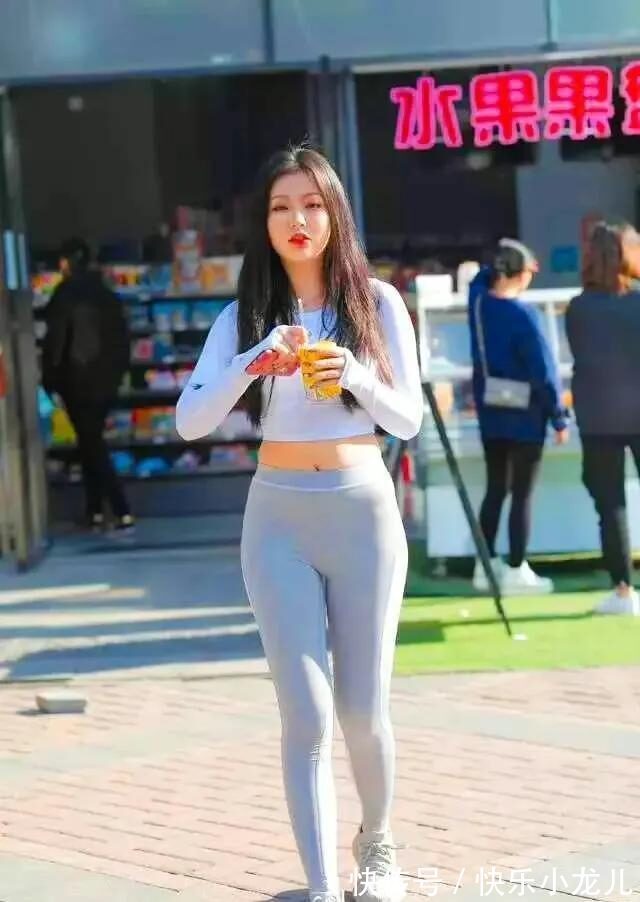 上衣 白色修身上衣搭配灰色瑜伽裤，这样运动风的穿搭值得借鉴吗？