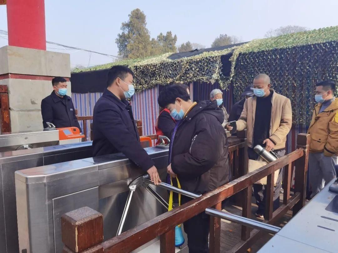 老年|大年初一皇藏峪景区游人如织