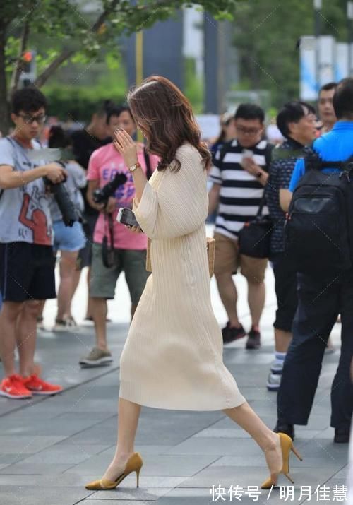 优雅|米色长款修身裙,大方优雅魅力十足,尽显高级气场