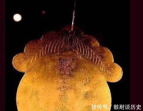 地里|村民在地里挖出金器,场面失控,他捡走一块金牌,价值2亿