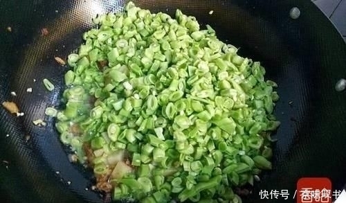 豆角新吃法,不用炒不用炸,美味可口比肉还香
