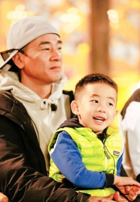 春哥|不愿练习的陈小春告诉我们：背后的付出，远比表面的作秀重要