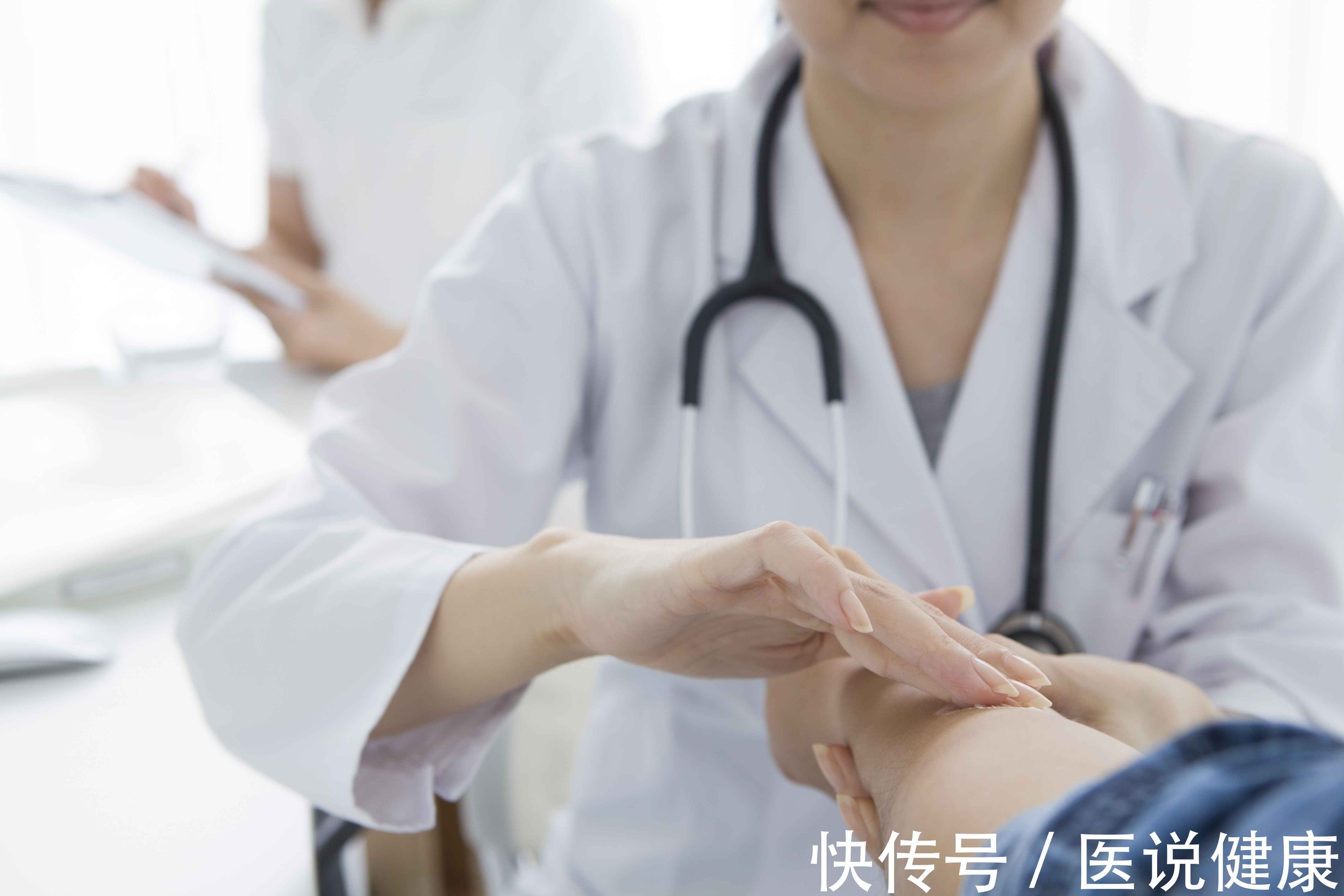 癌细胞|身体若发现这5种不适,需重视,及时就医检查,不能拖