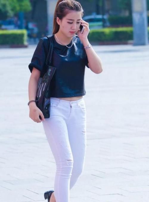  圆领|黑色时尚圆领上衣，搭配白色破洞牛仔裤，尽显出靓丽女生的风采